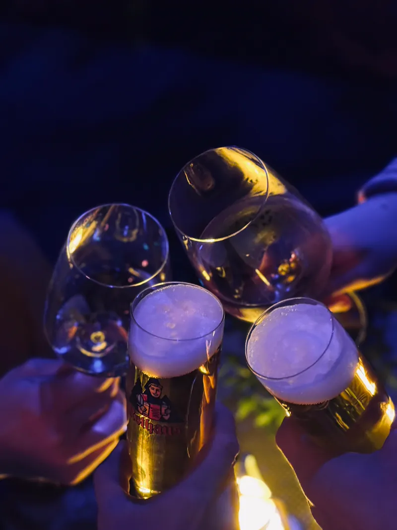 Anstoßen mit Wein und Bier
