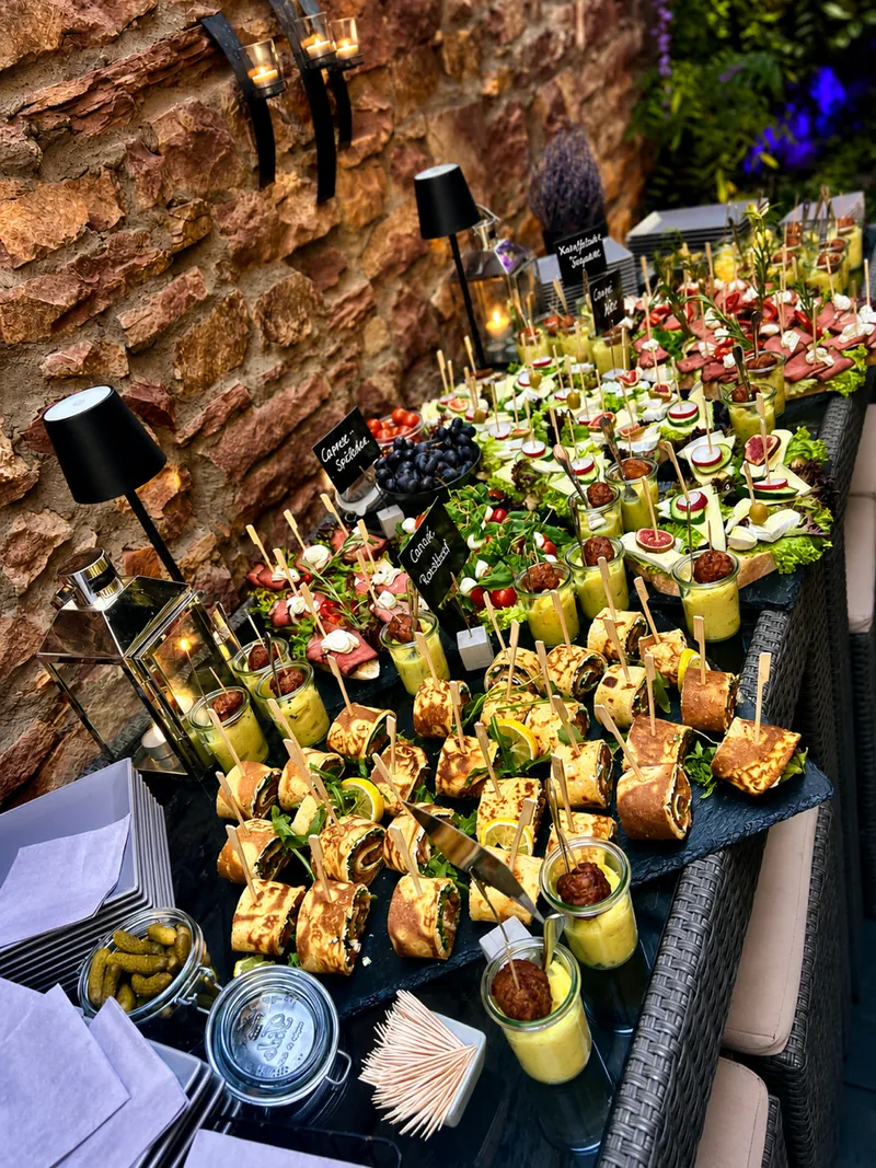 Fingerfood-Buffet auf der Weinterrasse