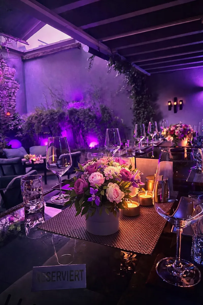 Festlich gedeckte Event-Tafel im B17