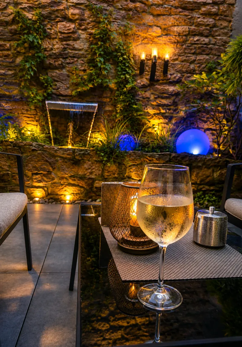 Weißwein am Brunnen auf der Weinterrasse